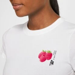Nike Women's "RASPBERRY CLUB" Dri-FIT Cotton Softball T-Shirt 11 Nike Women's "RASPBERRY CLUB" Dri-FIT Cotton Softball T-Shirt -DUCK Sporting Goods CD7964 100 White MODDET alt3